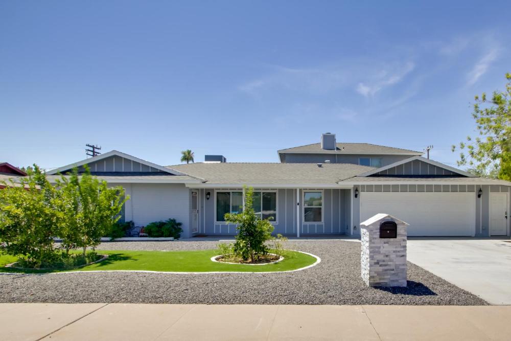 Ultimate Phoenix Group Getaway Patio and Pool!
